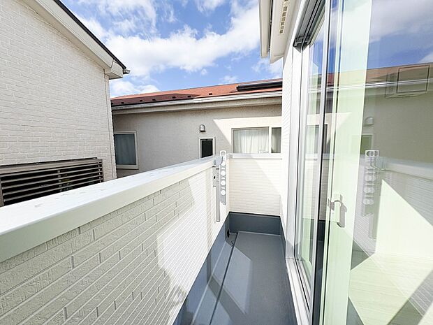 【眺望】 少し優雅に、眺望の良い部屋で新生活をしてみませんか？眺望や窓からの景色が良いと、家で過ごす時間も快適です。