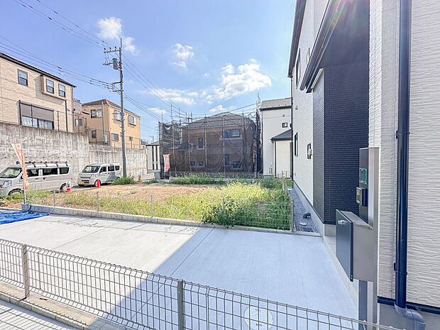 G号棟【前面道路含む外観】車の通行が少ないので、静かな住環境を維持することができます。