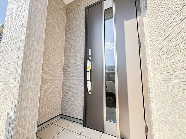 【玄関】家の顔となる玄関は、高いデザイン性が求められます。高級感と断熱性、防犯性に優れた玄関ドアを標準装備。ピッキング対策のセキュリティサムターン等、防犯に考慮しました。