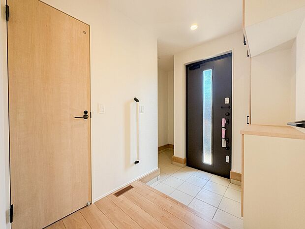 【玄関】玄関はおうちの顔と言われます。玄関アプローチは、外観デザインの印象を左右します。ご家族の個性を出しながら、素敵な玄関でお客様をお迎えしてください。