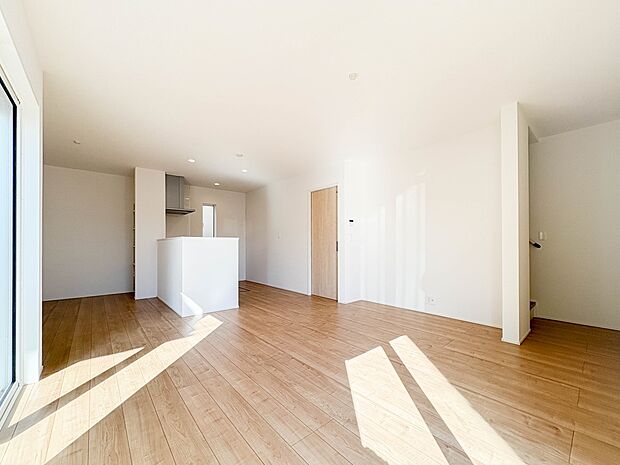 【リビング】 整然とした空間演出、快適な理想の暮らしの実現は家のみの拘りではなく、そこで暮らす方々にとって素敵な環境であることも挙げられると思います。四季折々の変化が奏でる鼓動を楽しんで下…