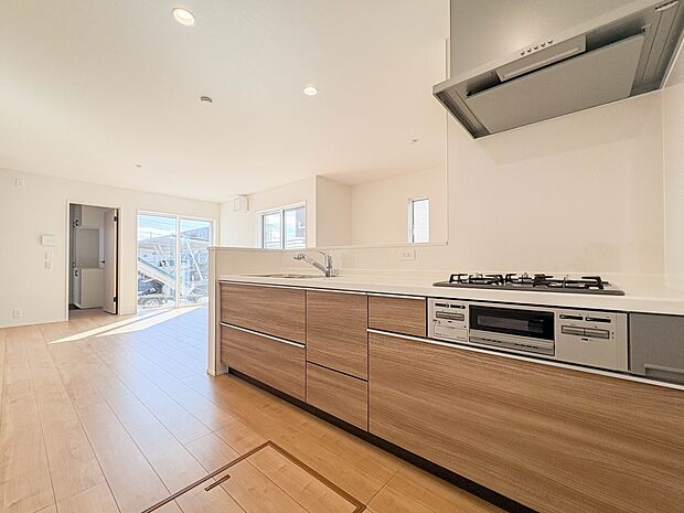 【キッチン】ナチュラルな自然光の中での調理。会話が弾む対面型キッチン。お洒落な食器類を余裕で収納できるスペース。動きやすい女性目線のキッチン動線。これからはお料理をつくる時間が劇的に変わりま…