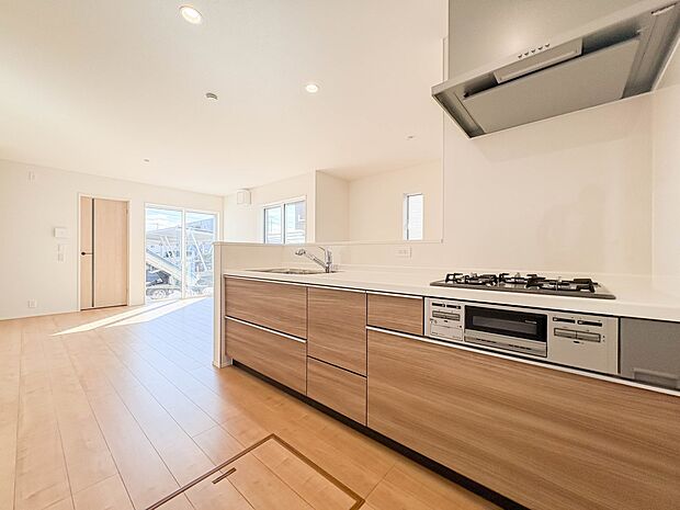 【キッチン】ナチュラルな自然光の中での調理。会話が弾む対面型キッチン。お洒落な食器類を余裕で収納できるスペース。動きやすい女性目線のキッチン動線。これからはお料理をつくる時間が劇的に変わりま…