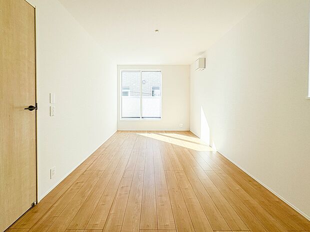 【寝室】シンプルな内装はおしゃれのポイントです。シンプルは華美より飽きがこないからです。色や模様でおしゃれ感をだす。それがシンプルイズビューティーです。