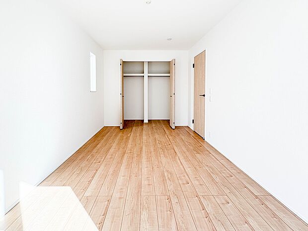 【寝室】シンプルな内装はおしゃれのポイントです。シンプルは華美より飽きがこないからです。色や模様でおしゃれ感をだす。それがシンプルイズビューティーです。