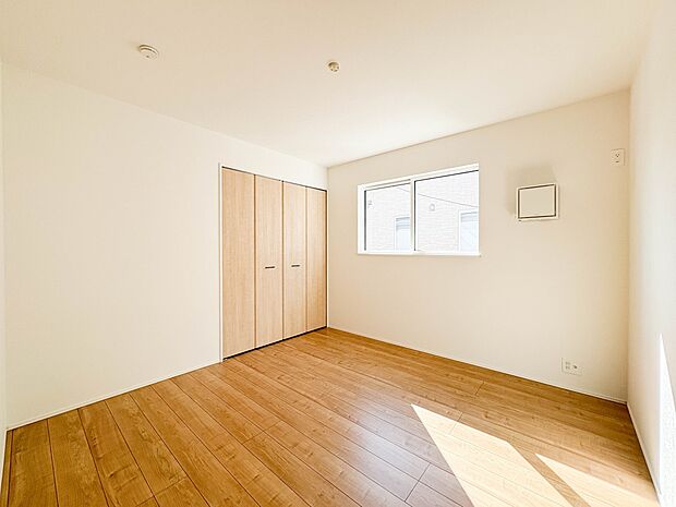 【子供部屋】お子様のお部屋にぴったりなクロークを備えたフローリング仕様の洋室です。
