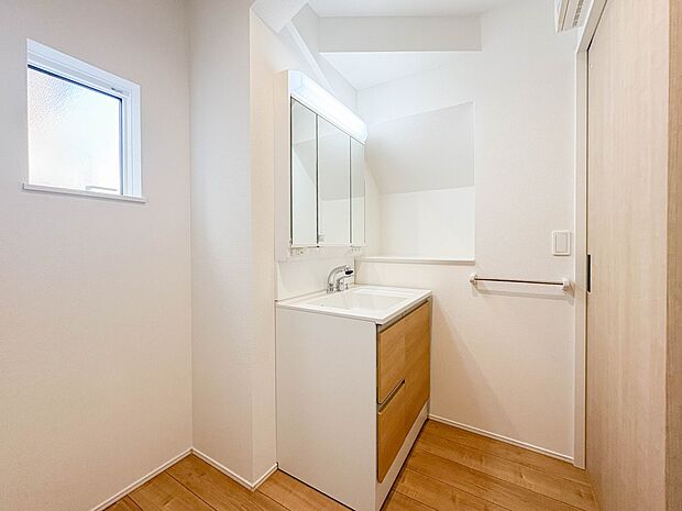 【洗面台】十分な大きさの洗面台は、身だしなみチェックや歯磨きなど、朝の慌ただしい時間でもホテルライクなスペースで余裕とゆとりを感じて頂けます。