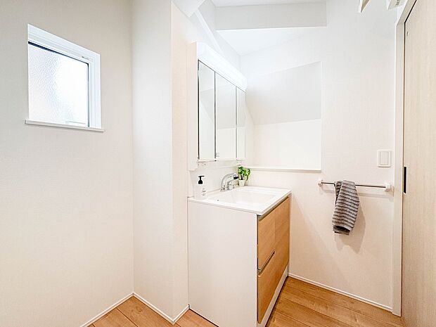 【洗面台】十分な大きさの洗面台は、身だしなみチェックや歯磨きなど、朝の慌ただしい時間でもホテルライクなスペースで余裕とゆとりを感じて頂けます。