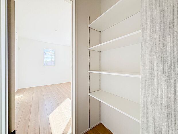 【収納】限られたスペースを有効に活用できる壁面クローゼット。