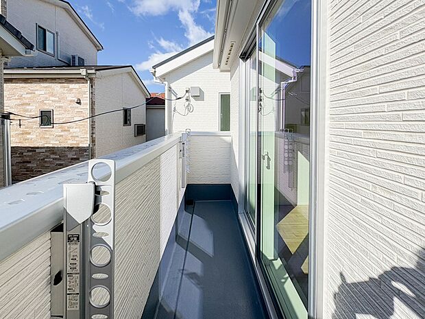 【バルコニー】  朝の澄んだ空気や、夕方に吹く清々しい風を五感で感じられるバルコニー。屋外にあって、住まいの中でも本当の自然を感じられるスペースです。