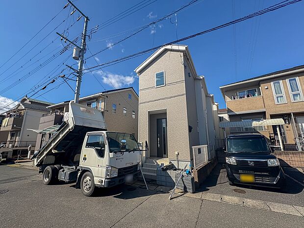 【駐車場】毎日の生活にマイカーが必須という方は、購入を検討する際、駐車場があることは大事な条件です。毎日の通勤や家族の送迎、買い物やお出かけなどクルマのある暮らしを満喫したい方は要チェック。…