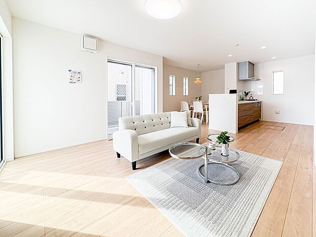 【リビングダイニング】シンプルなデザインの家は風情がある。住む人のこだわりを感じる。外観も内装もいたってシンプル。居心地がよく、家事や趣味、子育てなどにも集中できる。家も人間も熟成するほどシ…