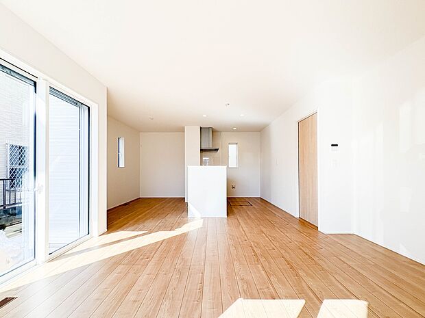 【リビングダイニング】シンプルなデザインの家は風情がある。住む人のこだわりを感じる。外観も内装もいたってシンプル。居心地がよく、家事や趣味、子育てなどにも集中できる。家も人間も熟成するほどシ…