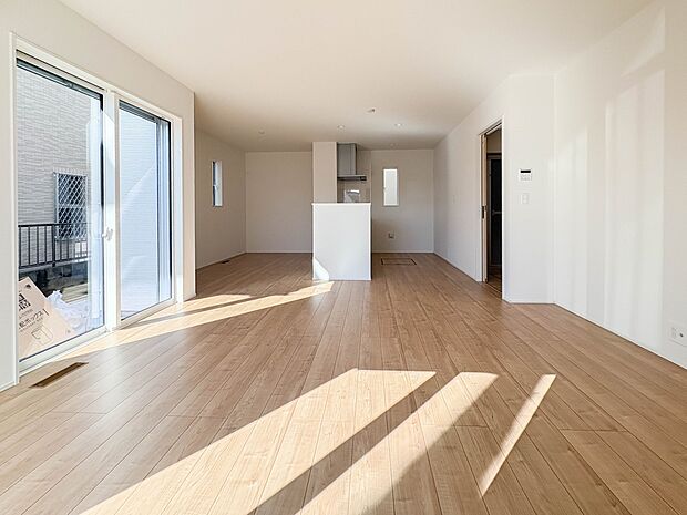 【ダイニングキッチン】会話でホッとコミュニケーションできるリビング。料理でホッとハピネスになるキッチンなど。人をホッとさせる最新設備・仕様を採用しています。