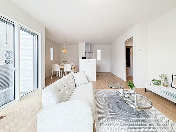 【ダイニングキッチン】会話でホッとコミュニケーションできるリビング。料理でホッとハピネスになるキッチンなど。人をホッとさせる最新設備・仕様を採用しています。