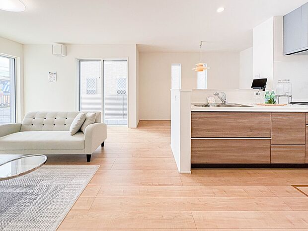 【ダイニング】ダイニングテーブルを置いても十分な広さが確保されています。