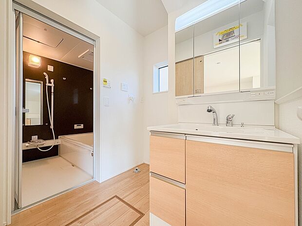 【脱衣所】洗面所は小さなプライベートスペース。歯磨き、洗顔と毎日施す個人空間。