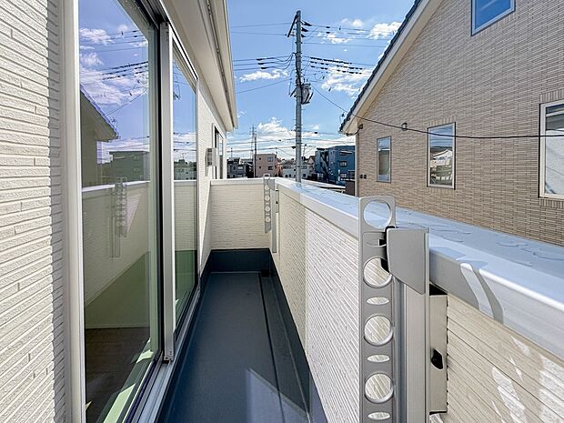 【眺望】朝の澄んだ空気や、夕方に吹く清々しい風を五感で感じられるバルコニー。