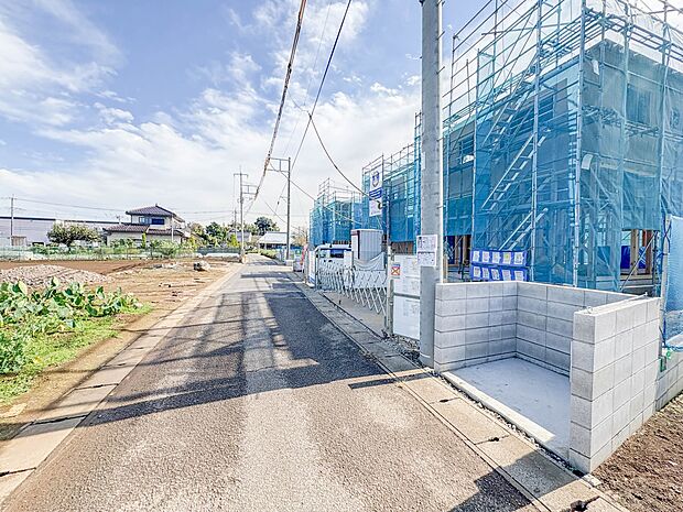 6号棟【前面道路】陽当りや通風性など各所に施された工夫で住みやすさを実現。部屋の大きさや周辺環境・街並など、資料には掲載していない情報が現地にはたくさんございます。是非ご確認下さい。