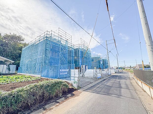 4号棟【Frontal road-前面道路-4m】 静かな通りに面した本物件は、落ち着いて暮らすことができます。 閑静な住宅街で比較的車の通りも少ないのでお子様も安心です。