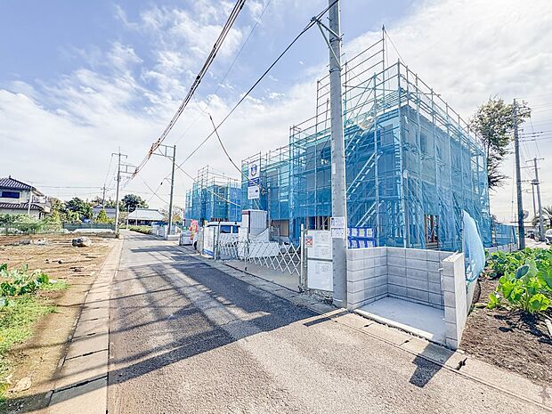 4号棟【前面道路4m】家の前をまっすぐの通りが走っている。クルマは少なく、人々は毎朝、ウォーキング、ジョギング、犬の散歩など、フリーな朝時間を過ごしている。