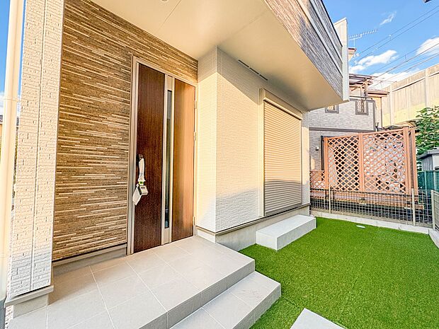 C号棟【玄関】玄関はおうちの顔と言われます。玄関アプローチは、外観デザインの印象を左右します。ご家族の個性を出しながら、素敵な玄関でお客様をお迎えしてください。