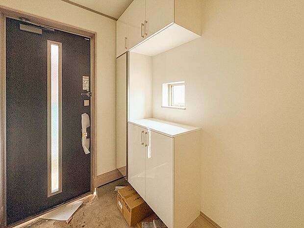 C号棟【玄関】玄関はおうちの顔と言われます。玄関アプローチは、外観デザインの印象を左右します。ご家族の個性を出しながら、素敵な玄関でお客様をお迎えしてください。