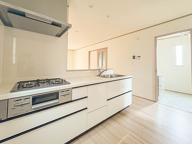 C号棟【キッチン】ナチュラルな自然光の中での調理。会話が弾む対面型キッチン。お洒落な食器類を余裕で収納できるスペース。動きやすい女性目線のキッチン動線。これからはお料理をつくる時間が劇的に変…