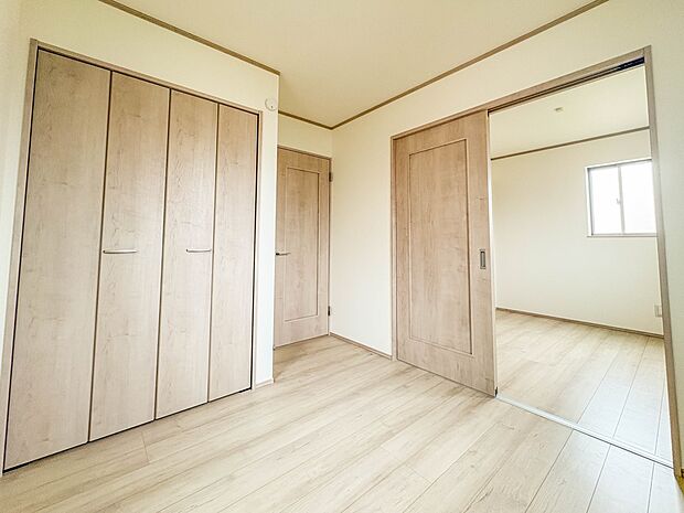 C号棟【洋室4.5帖＋4.31帖】自然光の明るい空間でお子様と遊べます。