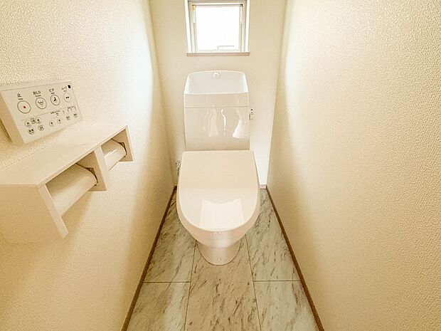 C号棟【トイレ】ウォシュレット付。快適で衛生的な洗浄機能付温水シャワートイレです。