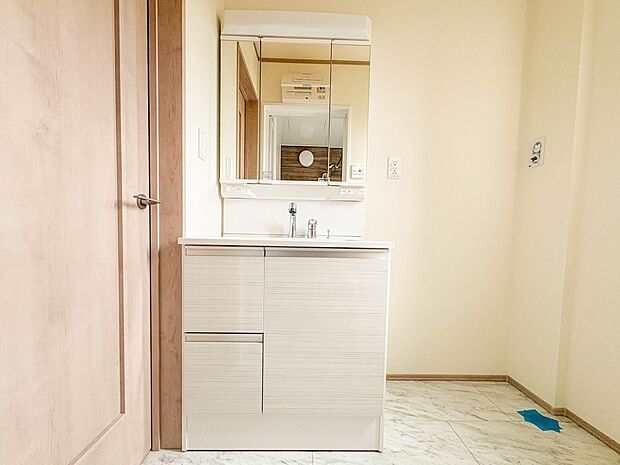 C号棟【洗面台】 十分な大きさの洗面台は、身だしなみチェックや歯磨きなど、朝の慌ただしい時間でもホテルライクなスペースで余裕とゆとりを感じて頂けます。