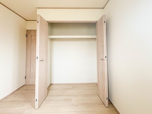 C号棟【収納】壁面クローゼットのメリットは、衣類が横一列に並ぶためひと目で洋服が選びやすいこと。衣類をたくさんお持ちの方も、限られたスペース内に無理なく収納することができます。