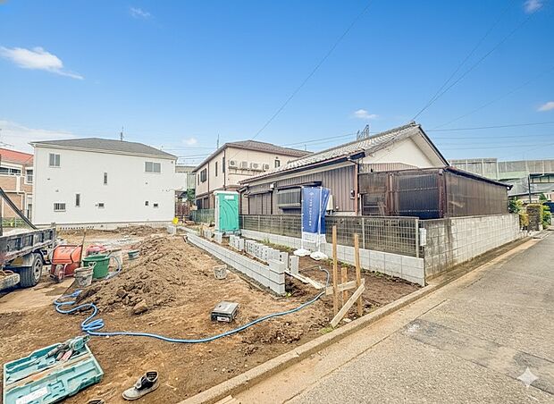 C号棟【前面道路4ｍ】家の前をまっすぐの通りが走っている。クルマは少なく、人々は毎朝、ウォーキング、ジョギング、犬の散歩など、フリーな朝時間を過ごしている。