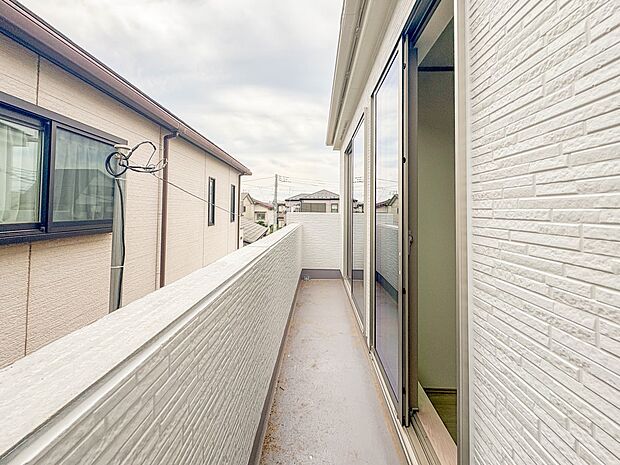 C号棟【バルコニー】  バルコニーから差し込む陽光・通風は、住環境・快適性と共に有り続ける貴重な「財産」です。