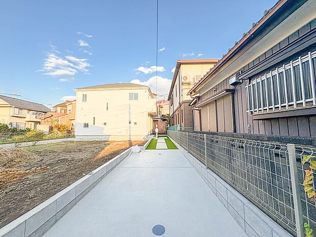 C号棟【駐車場】カースペース2台可／駐輪スペース。広々カースペースです。自転車、バイクなども置き場に困りません。