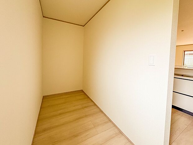 C号棟【パントリー（食料庫）】  常温保存できるパン、お米、調味料、缶詰など、日常的に使うものや未開封の食品の収納にぴったり。棚にものを並べて収納すれば、何が足りないのかひと目で確認できます…