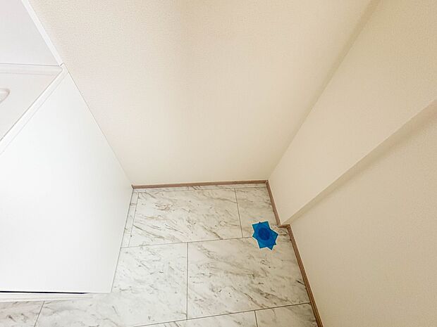 C号棟【ランドリースペース】毎日使う洗濯機。しっかりと奥行きのある置き場が確保されています。