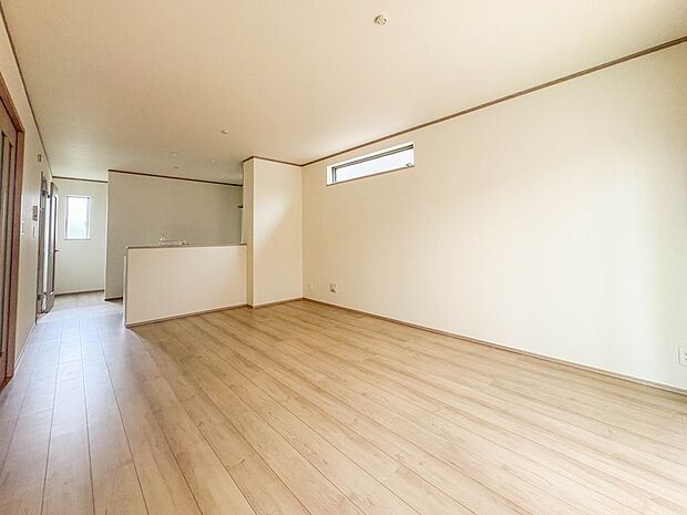 C号棟【LDK17.81帖】シンプルなデザインの家は風情がある。住む人のこだわりを感じる。外観も内装もいたってシンプル。居心地がよく、家事や趣味、子育てなどにも集中できる。家も人間も熟成する…