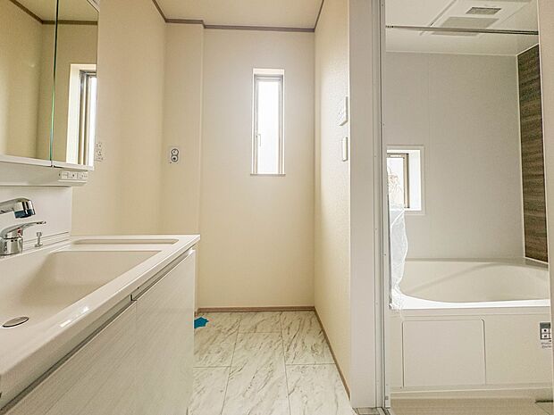 C号棟【脱衣所】洗面所は小さなプライベートスペース。歯磨き、洗顔と毎日施す個人空間。