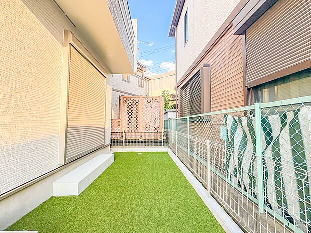 C号棟【庭】趣味を楽しむ場であり、家族団らんの場にもなる専用庭。ガーデニングや家庭菜園、プールや遊具を置いて子供の遊び場、テーブルやイスを設置し憩いのスペースなどメリットはたくさんあります。…