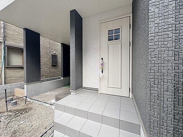 【玄関】玄関はおうちの顔と言われます。玄関アプローチは、外観デザインの印象を左右します。