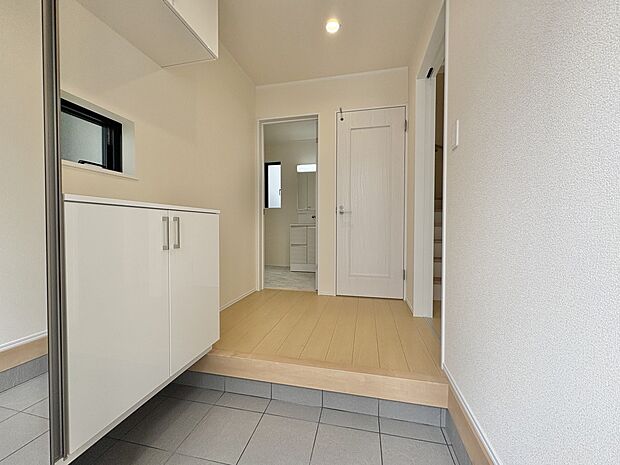 【玄関】スタイリッシュかつ品のある玄関。