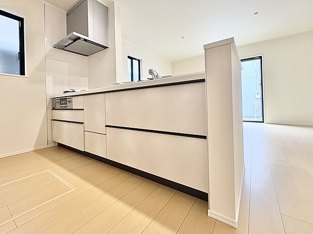 【キッチン】ナチュラルな自然光の中での調理。会話が弾む対面型キッチン。お洒落な食器類を余裕で収納できるスペース。動きやすい女性目線のキッチン動線。これからはお料理をつくる時間が劇的に変わりま…