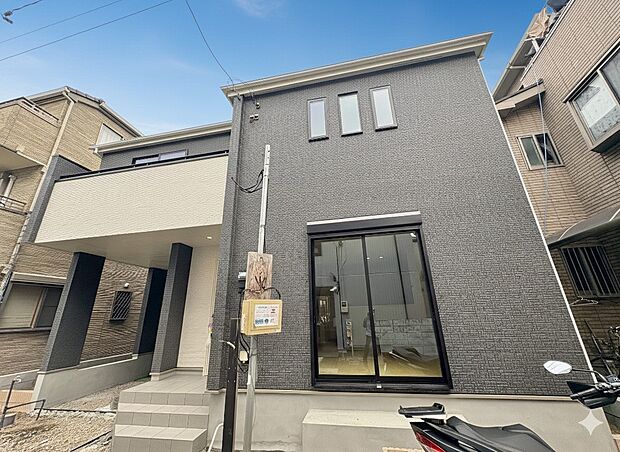 【外観】家族の温かさと陽光の暖かさ、楽しい毎日と明るい未来を予感させる「空間が織り成すひとつ先の住み心地」を演出します。