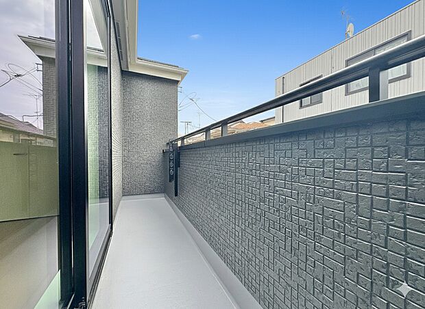 【バルコニー】 バルコニーから差し込む陽光・通風は、住環境・快適性と共に有り続ける貴重な「財産」です。