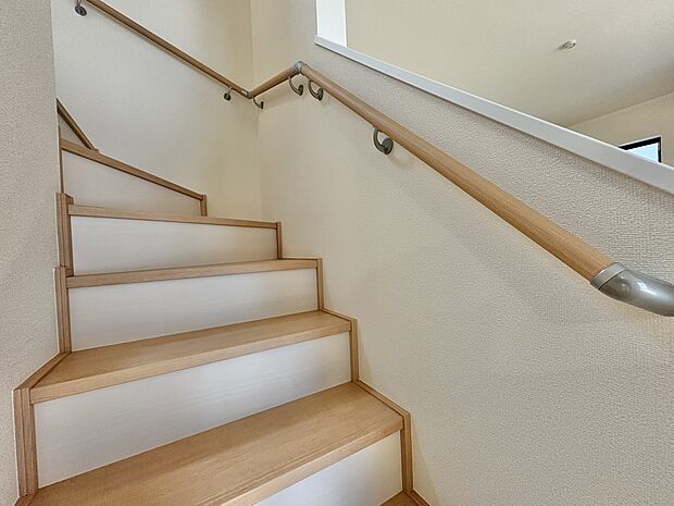 【手すり付階段】手すりがないと階段の昇り降りで危険なことはもちろん、壁に手をつきながら歩くことで壁紙が汚れやすくなります。すべての方に快適に昇り降りしていただくため、手すりを設置しました。