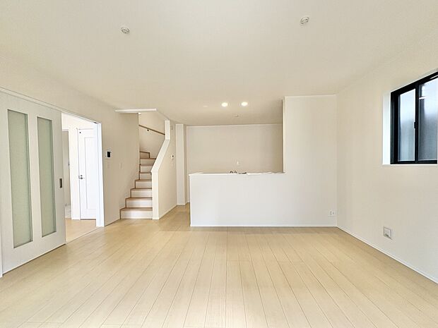 シンプルなデザインの家は風情がある。住む人のこだわりを感じる。外観も内装もいたってシンプル。居心地がよく、家事や趣味、子育てなどにも集中できる。家も人間も熟成するほどシンプルになっていくよう…