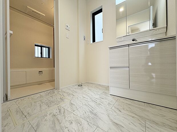 【脱衣所】洗面所は小さなプライベートスペース。歯磨き、洗顔と毎日施す個人空間。