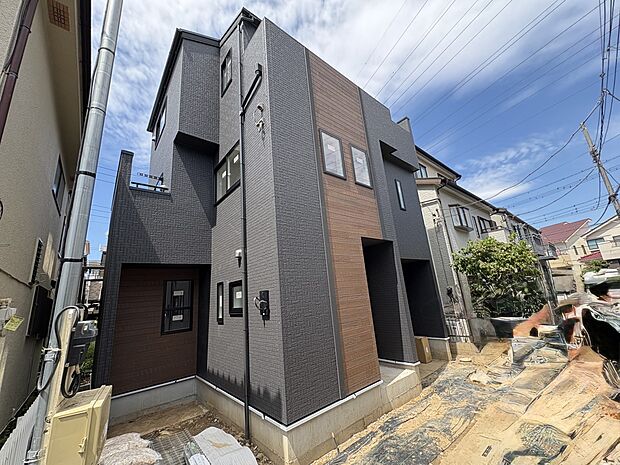 家の前をまっすぐの通りが走っている。クルマは少なく、人々は毎朝、ウォーキング、ジョギング、犬の散歩など、フリーな朝時間を過ごしている。