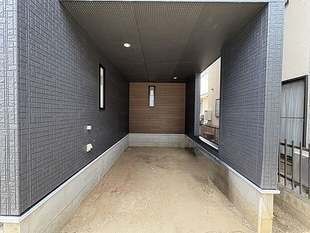 【駐車場】毎日の生活にマイカーが必須という方は、購入を検討する際、駐車場があることは大事な条件です。毎日の通勤や家族の送迎、買い物やお出かけなどクルマのある暮らしを満喫したい方は要チェック。…